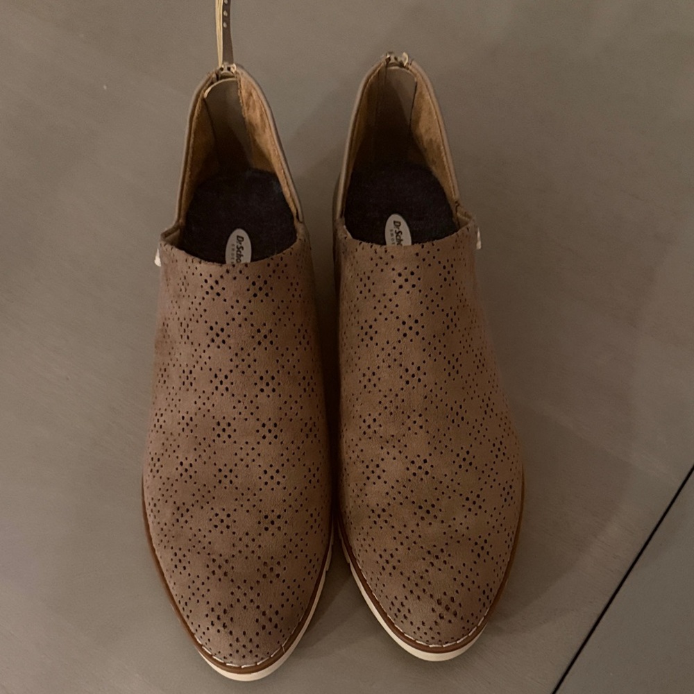 Clarks women’s Tan Perforated Loafers